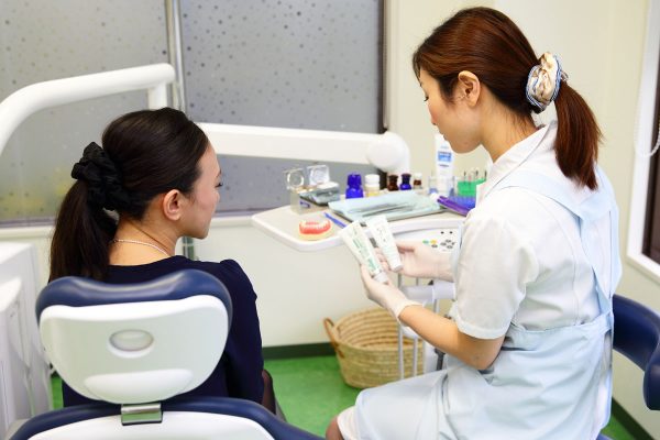歯科衛生士がかずなか歯科クリニック式予防歯科のTBIを行なっている写真
